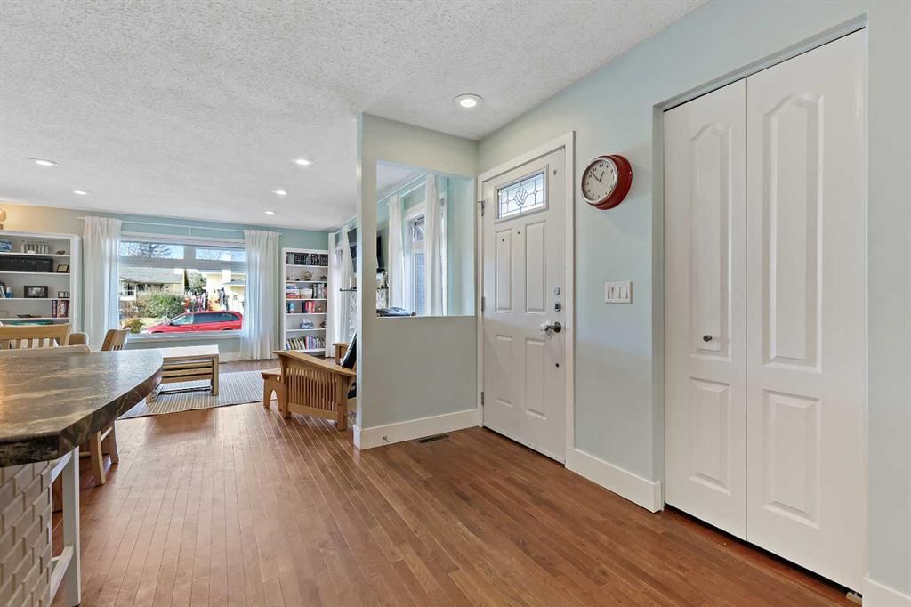 52 Sunhurst Road SE, Calgary — photo 5 of 34
