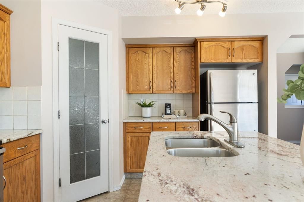 91 Cougartown Close SW, Calgary — photo 5 of 45