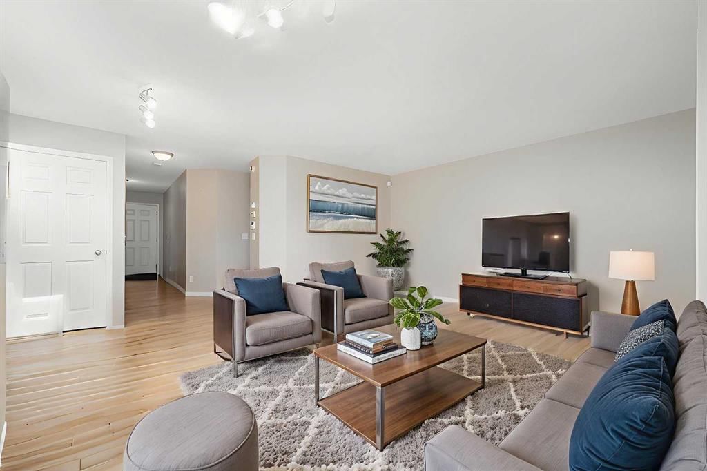 152 Royal Oak Gardens NW, Calgary — photo 4 of 34
