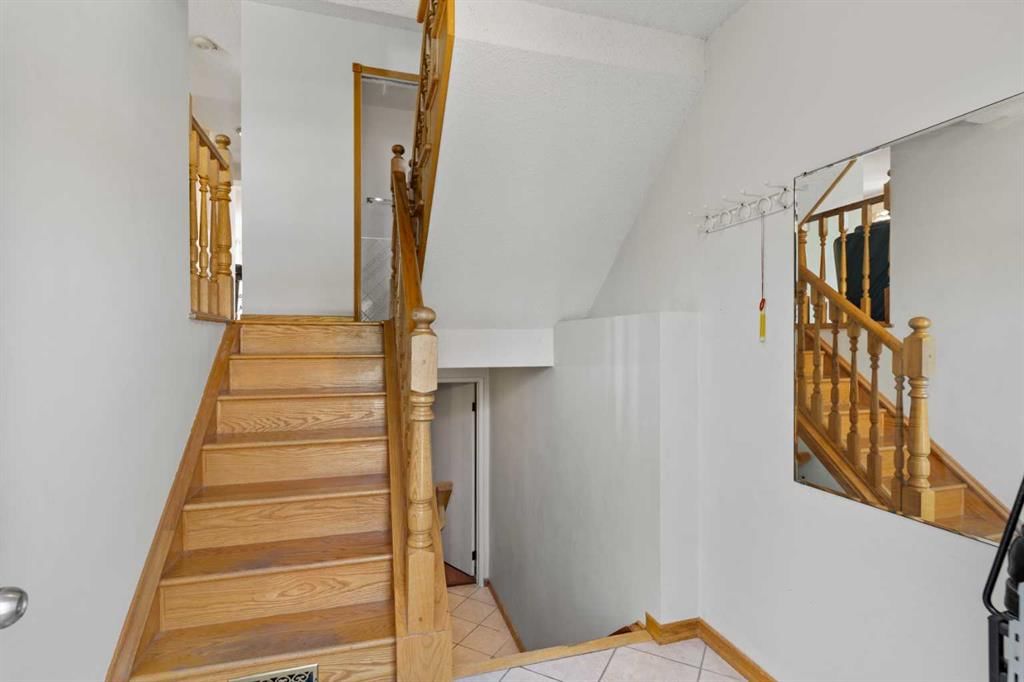 89 Edgedale Drive NW, Calgary — photo 4 of 44