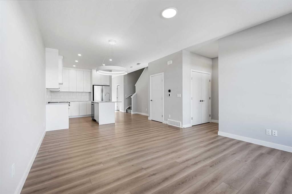 7031 Rangeview Avenue SE, Calgary — photo 2 of 15