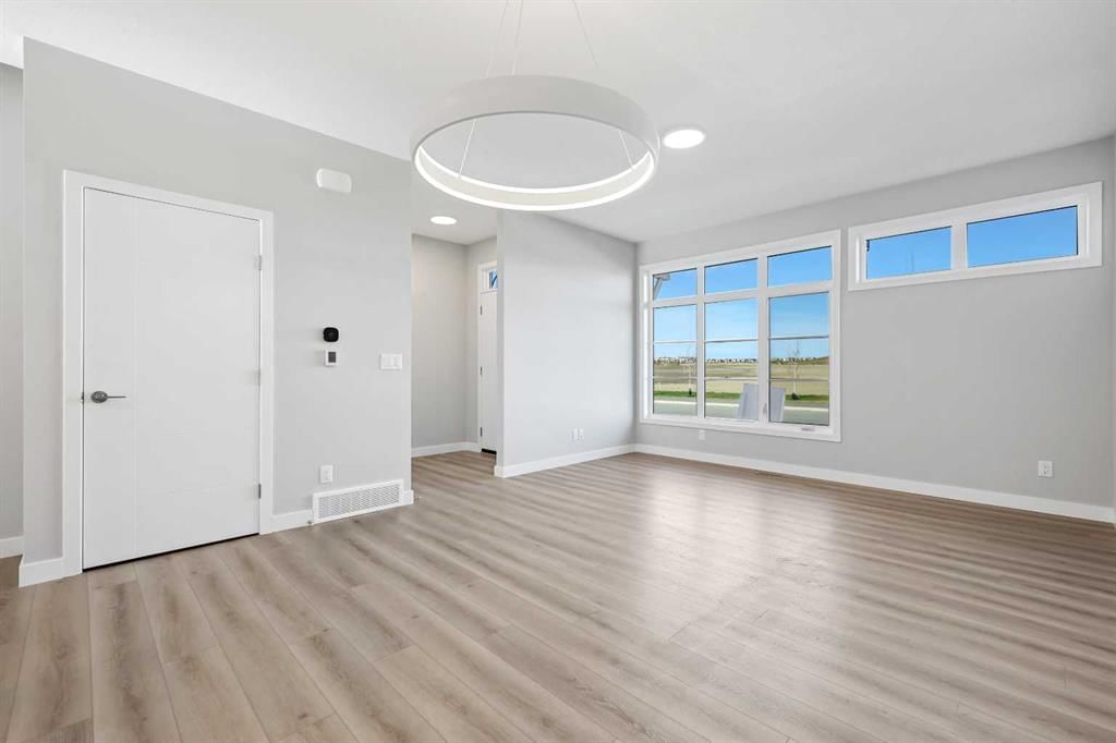 7031 Rangeview Avenue SE, Calgary — photo 3 of 15