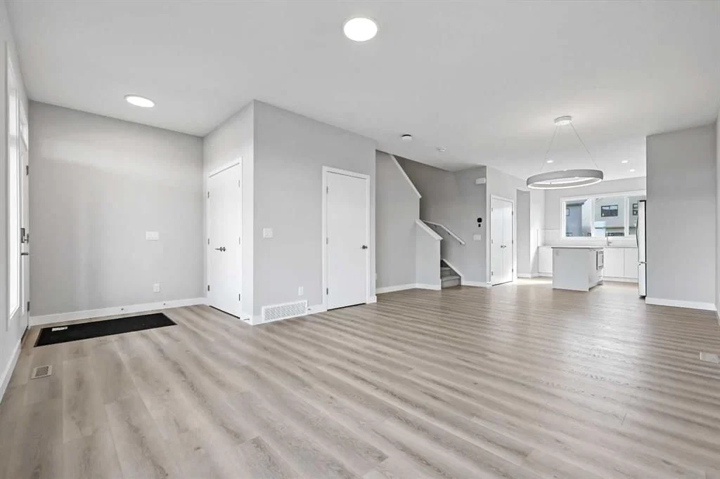 7019 Rangeview Avenue SE, Calgary — photo 4 of 16