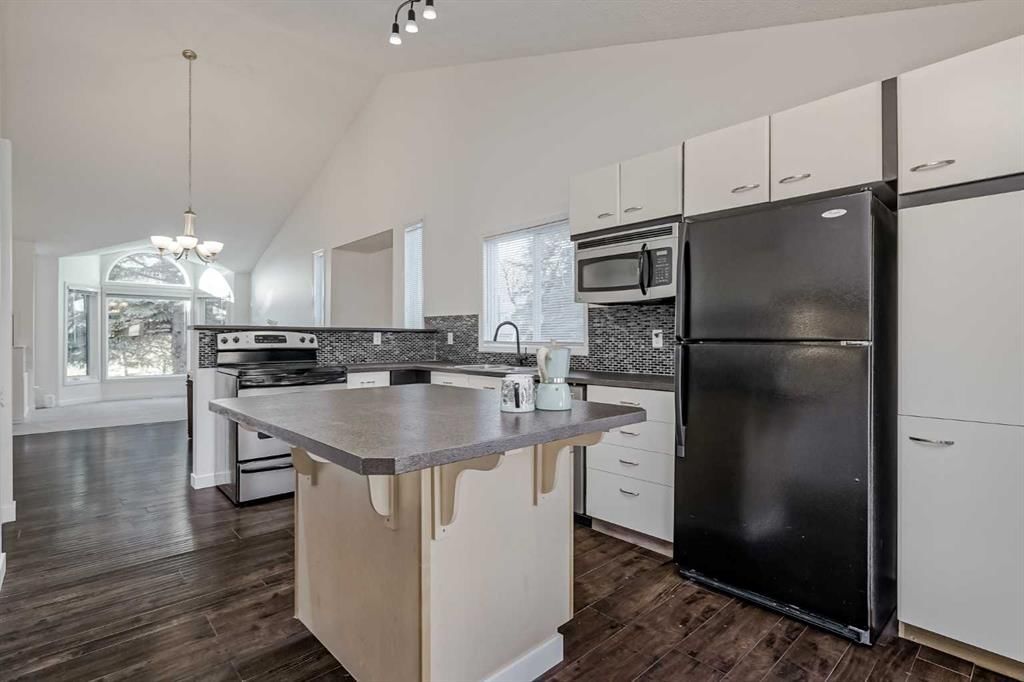 8 Millbank Road SW, Calgary — photo 3 of 41