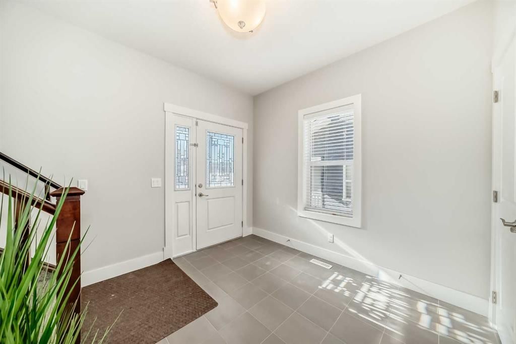 14 Evansfield Road NW, Calgary — photo 3 of 34