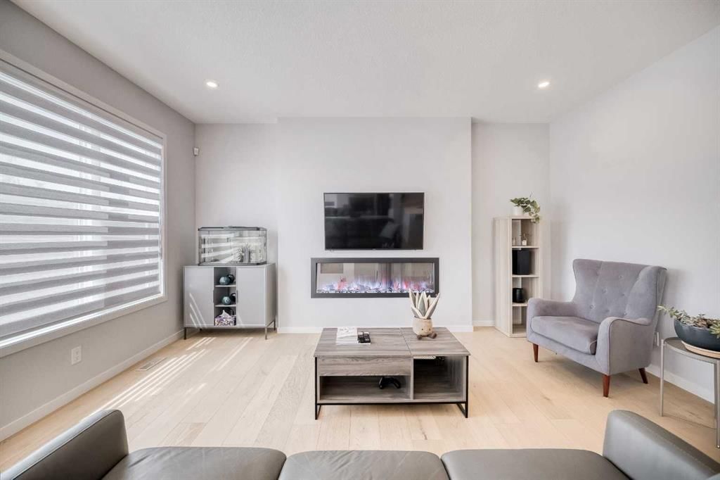 156 Ambleside Crescent NW, Calgary — photo 4 of 45