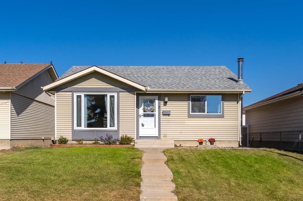 7 Erin Park Bay SE, Calgary — main listing photo