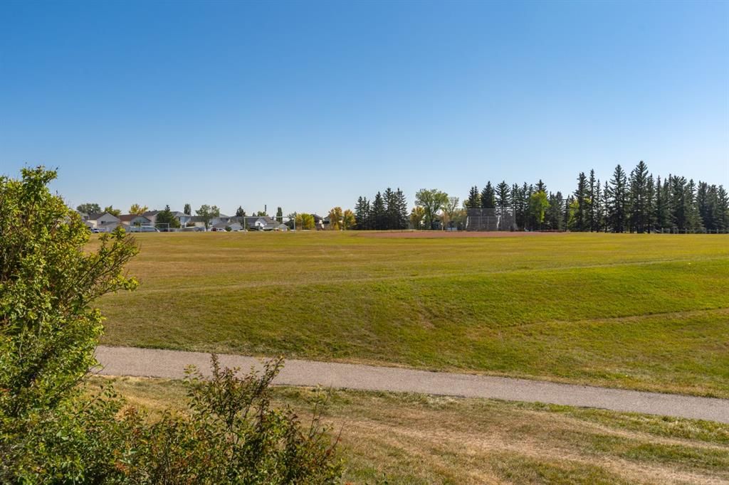 7 Erin Park Bay SE, Calgary — photo 3 of 37