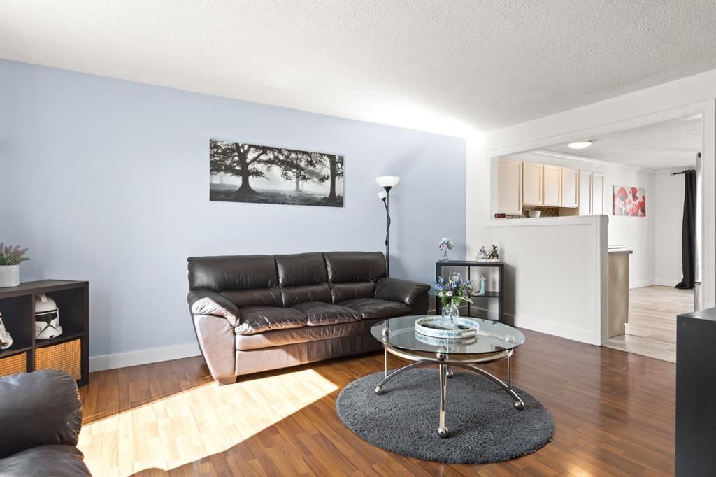 7 Erin Park Bay SE, Calgary — photo 4 of 37