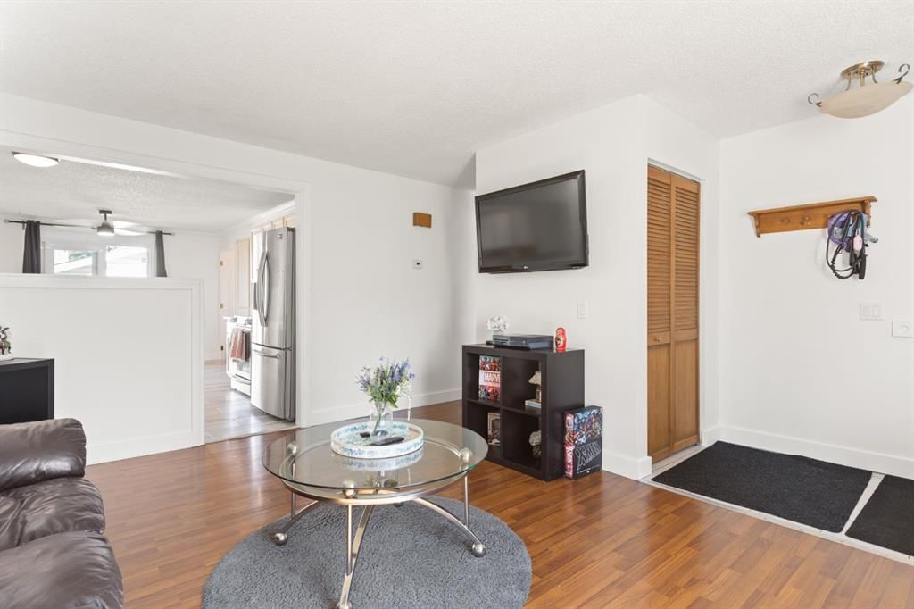 7 Erin Park Bay SE, Calgary — photo 5 of 37