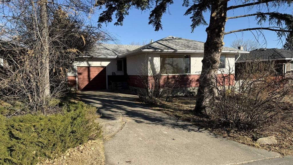 8 Carnarvon Way NW, Calgary — photo 2 of 21