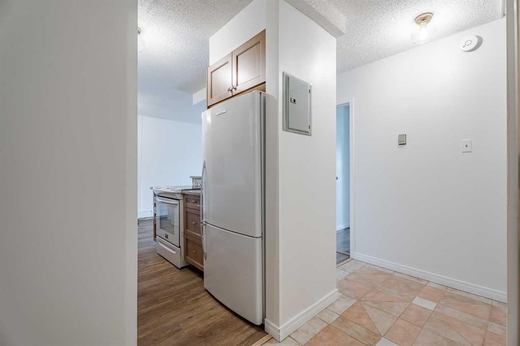 301, 3420 50 Street NW, Calgary — photo 4 of 26