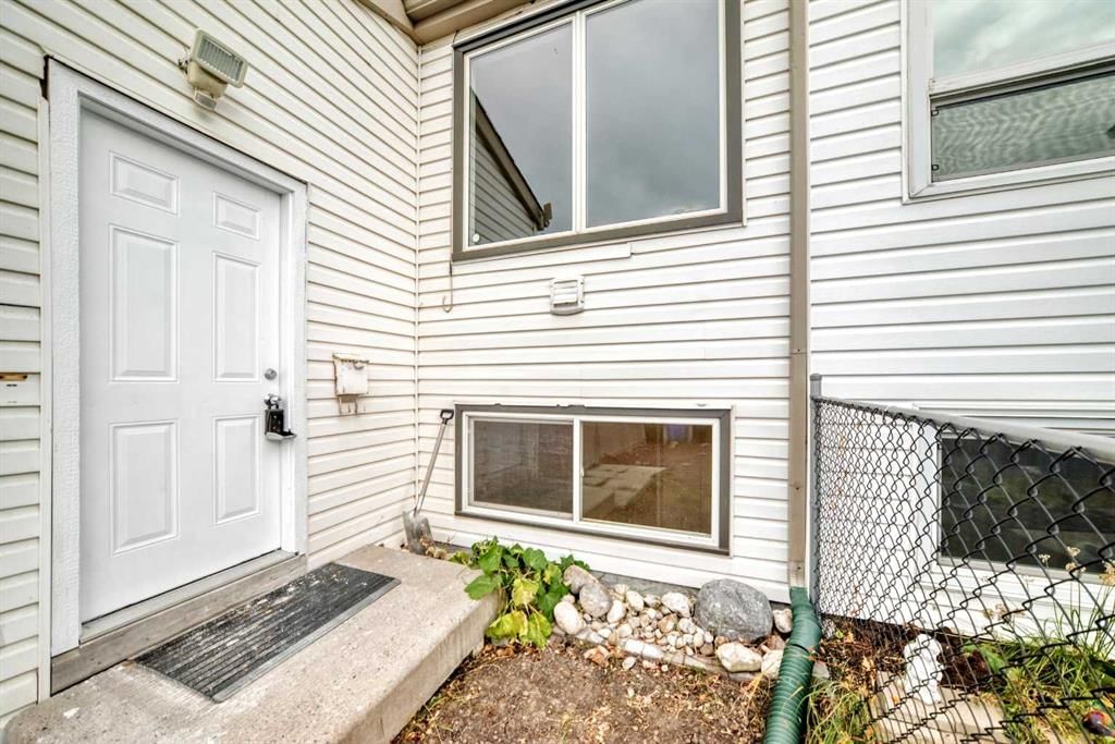 1106 53A Street SE, Calgary — photo 2 of 41