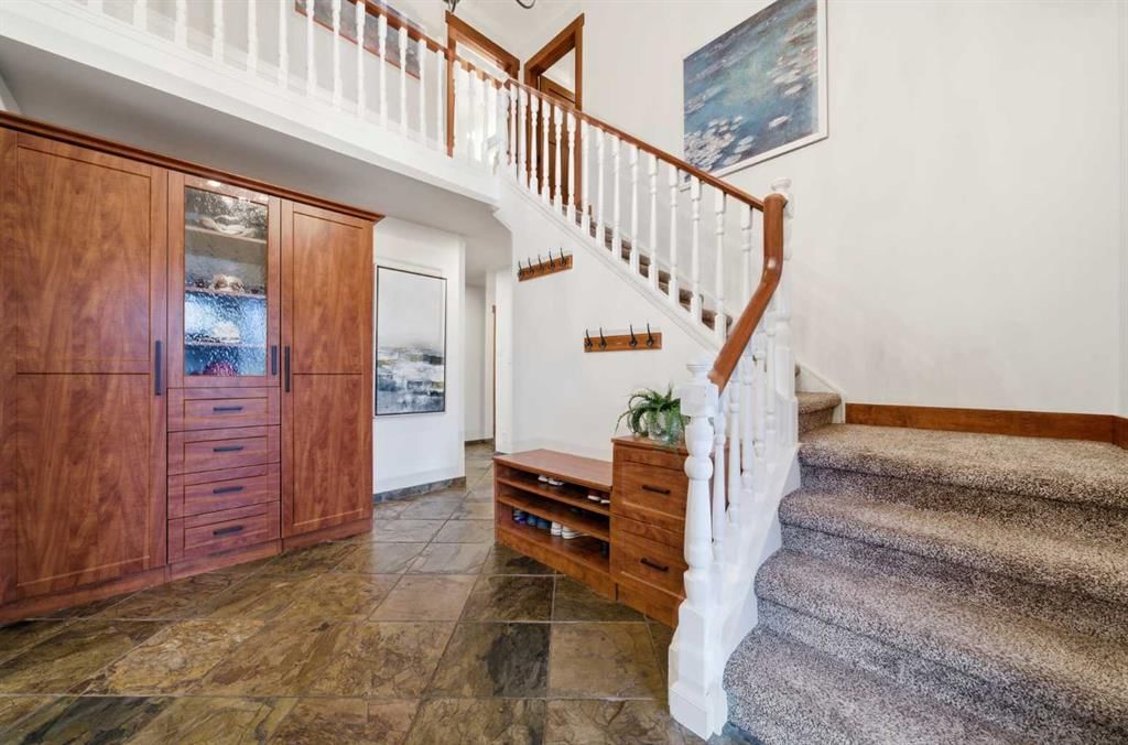631 Willoughby Crescent SE, Calgary — photo 5 of 48