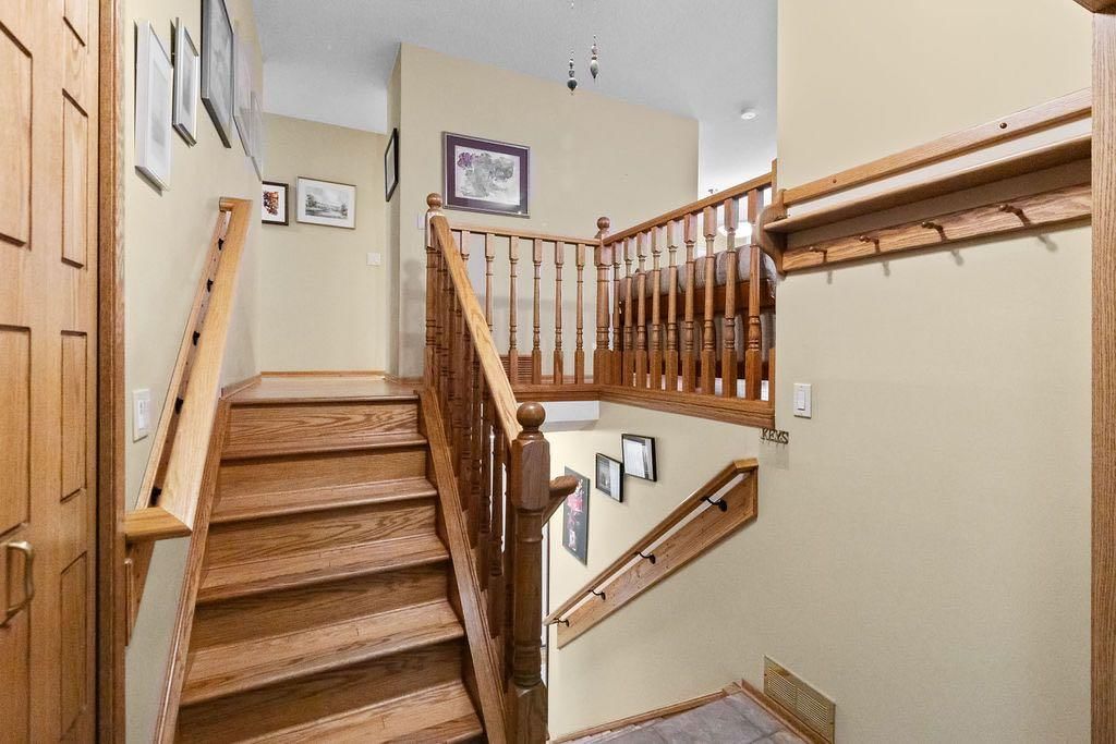 3350 Oakwood Drive SW, Calgary — photo 4 of 50