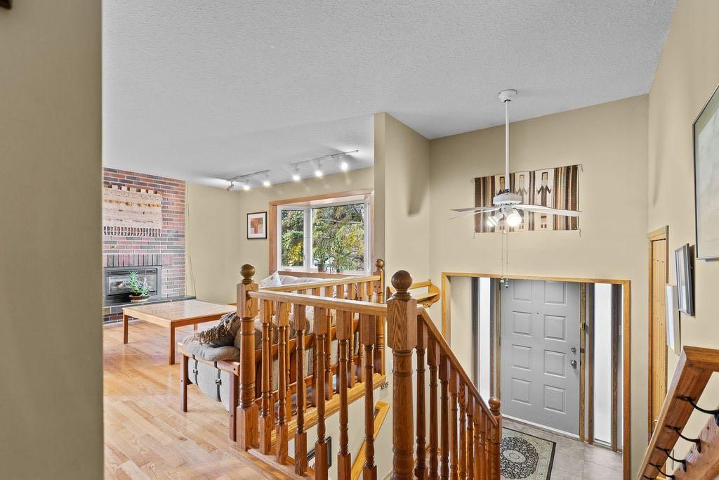 3350 Oakwood Drive SW, Calgary — photo 5 of 50