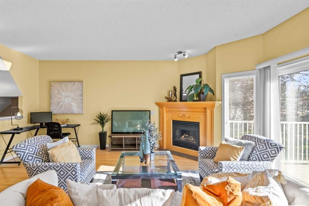 147 Hampstead Green NW, Calgary — main listing photo