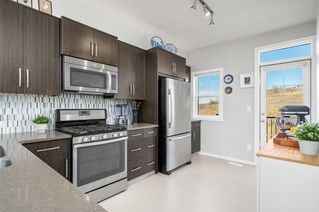 444 Ascot Circle SW, Calgary — photo 2 of 35
