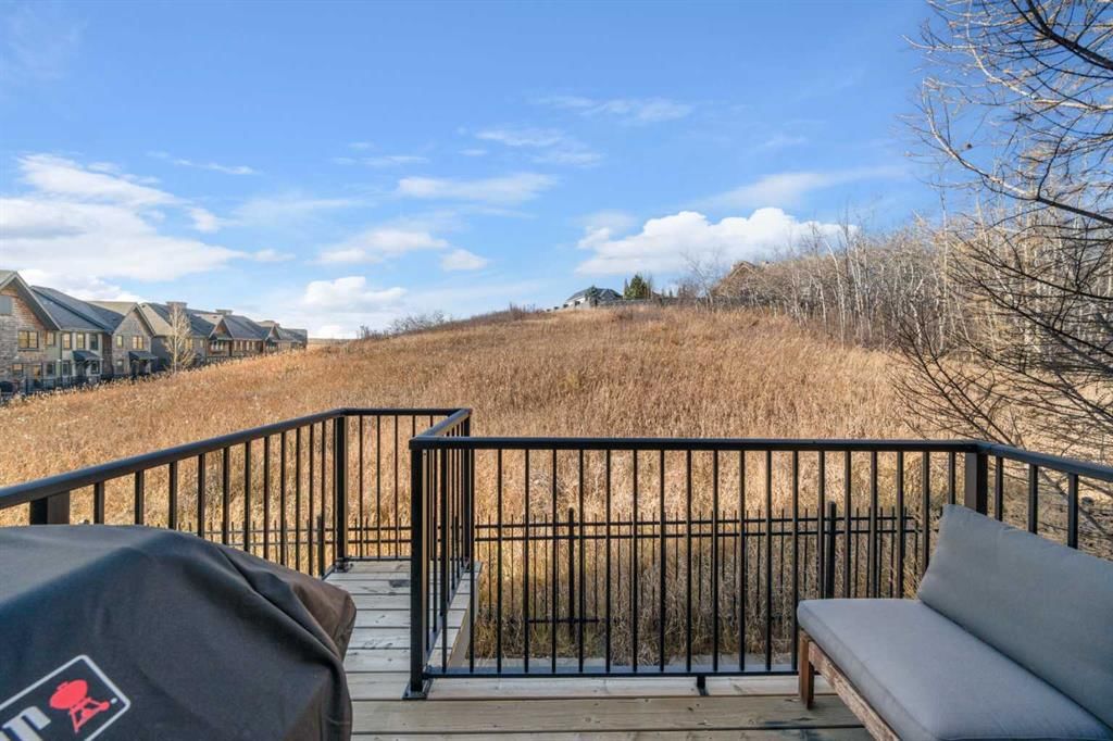 444 Ascot Circle SW, Calgary — photo 4 of 35