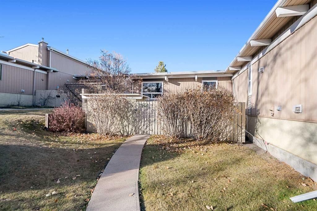 201, 11010 Bonaventure Drive SE, Calgary — photo 3 of 27