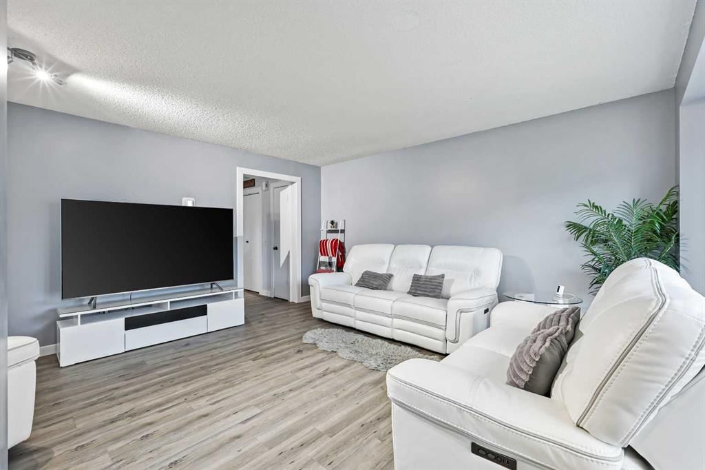30 River Rock Way SE, Calgary — photo 2 of 32
