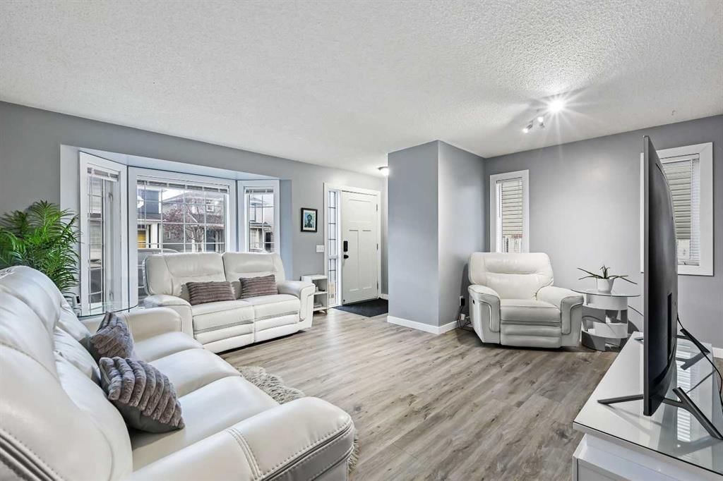 30 River Rock Way SE, Calgary — photo 3 of 32