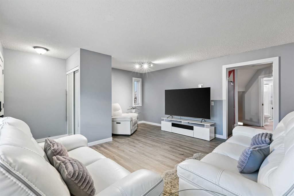 30 River Rock Way SE, Calgary — photo 4 of 32