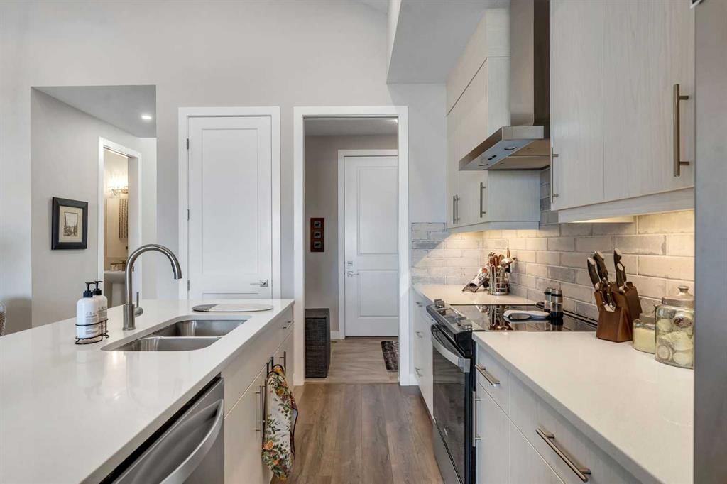 406 Crestridge Common SW, Calgary — photo 5 of 30