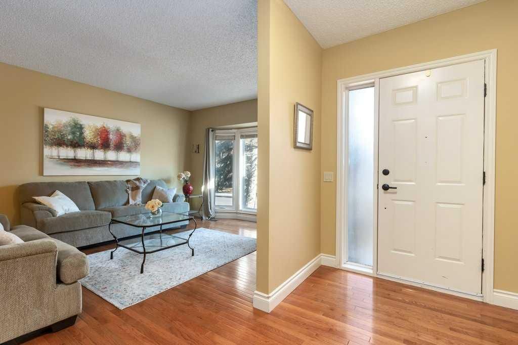 11 Bernard Place NW, Calgary — photo 2 of 34