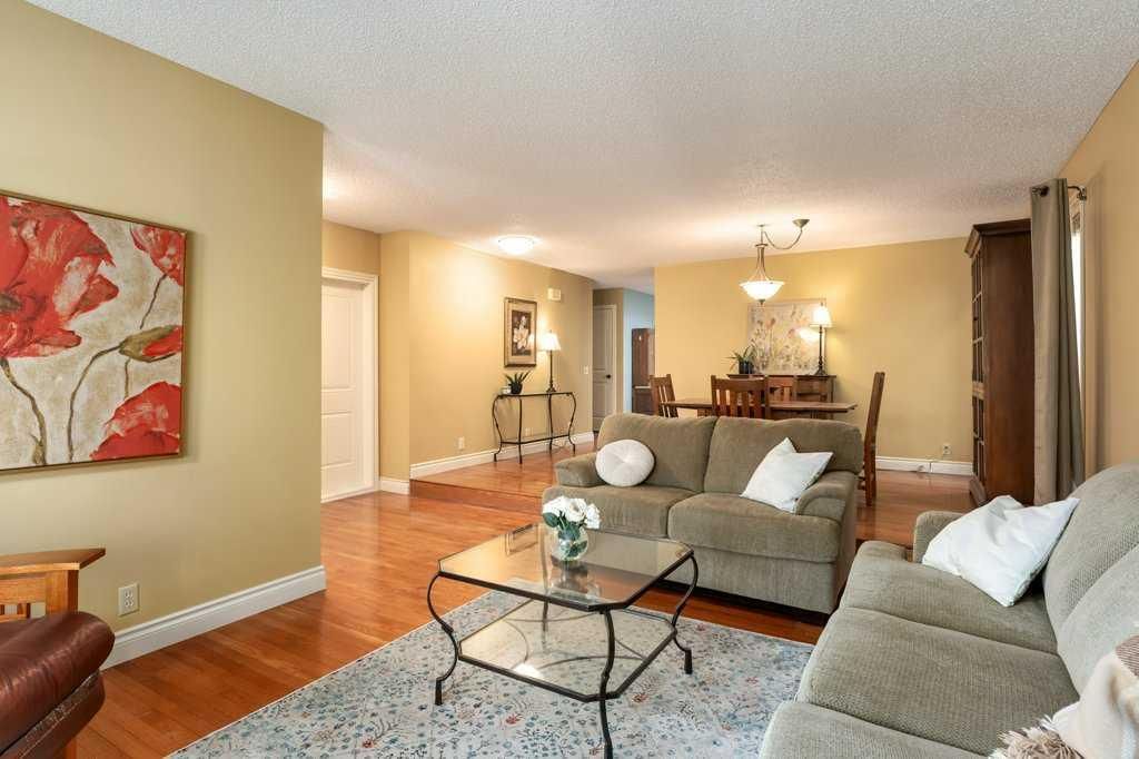 11 Bernard Place NW, Calgary — photo 4 of 34