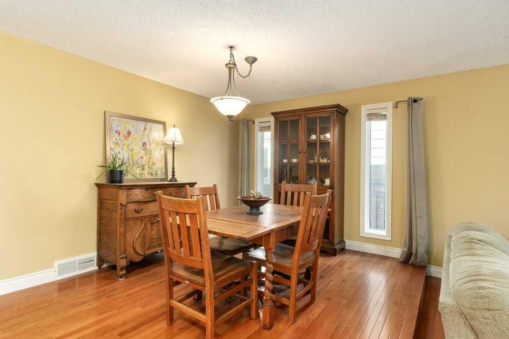 11 Bernard Place NW, Calgary — photo 5 of 34