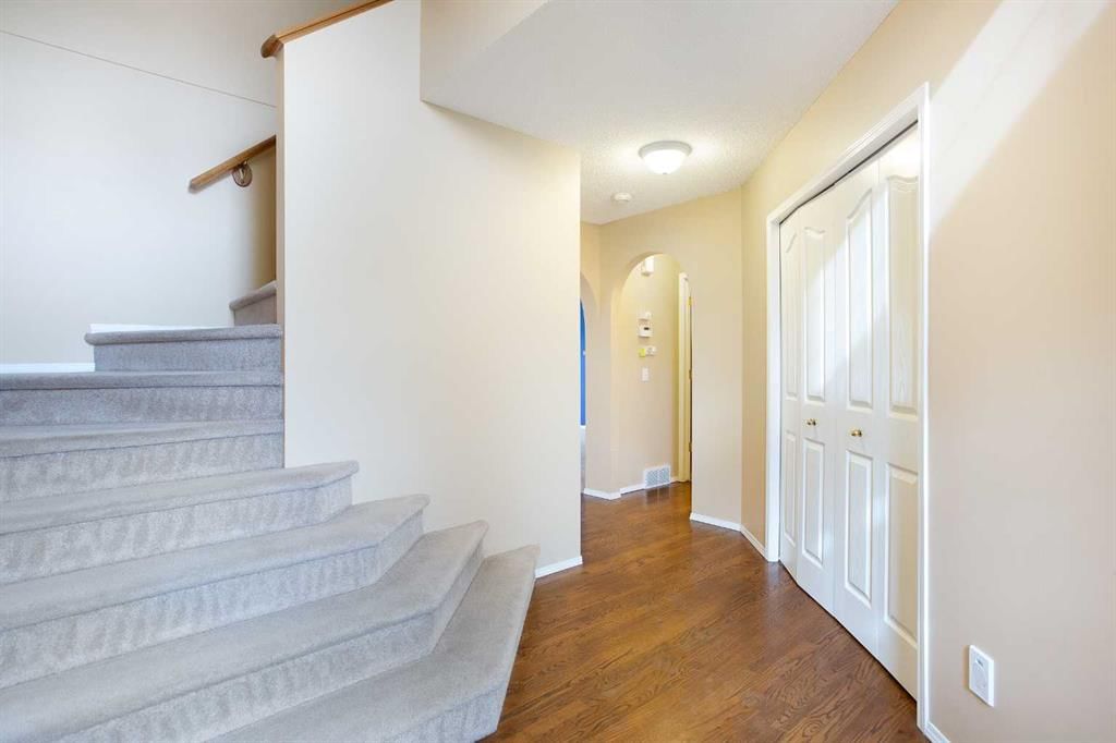 29 Spring Crescent SW, Calgary — photo 3 of 33