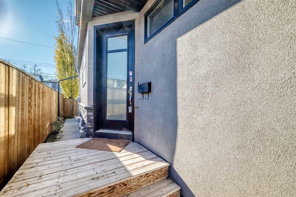 2, 413 25 Avenue NE, Calgary — photo 3 of 48