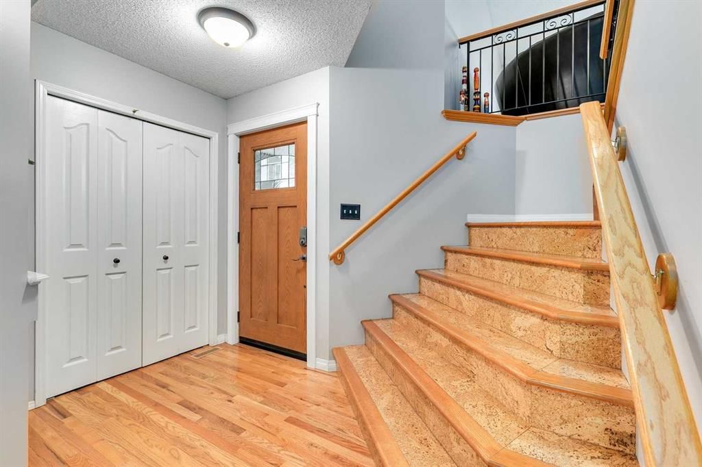 29 Douglas Woods Gardens SE, Calgary — photo 3 of 36