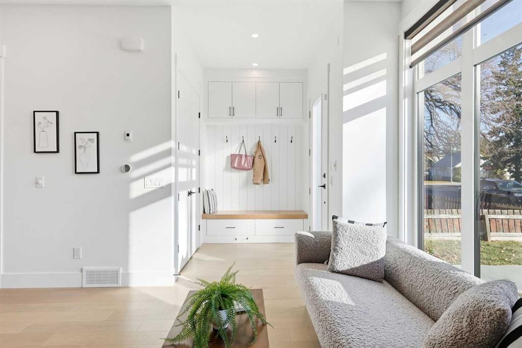 260 22 Avenue NE, Calgary — photo 4 of 44