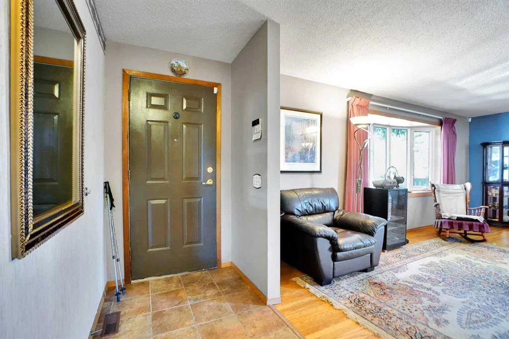 272 Sackville Drive SW, Calgary — photo 5 of 36