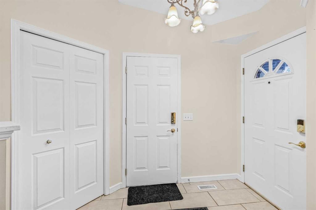 968 Citadel Drive NW, Calgary — photo 3 of 38