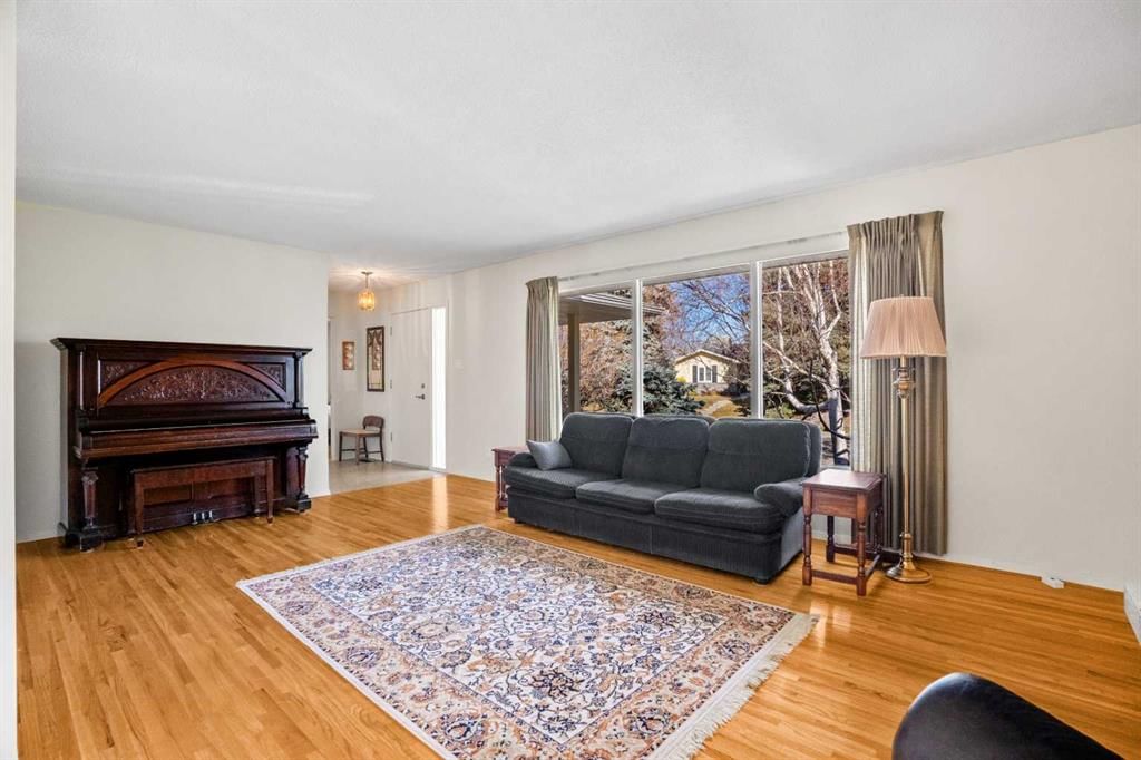 827 Lake Emerald Place SE, Calgary — photo 4 of 50