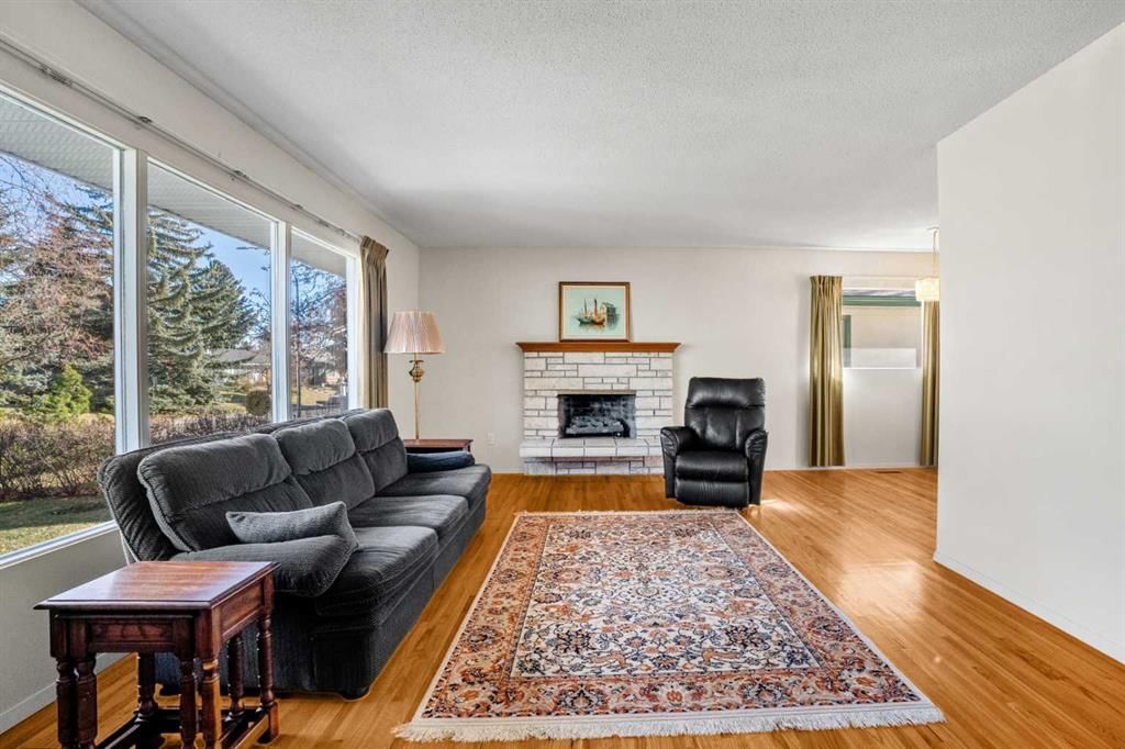 827 Lake Emerald Place SE, Calgary — photo 5 of 50