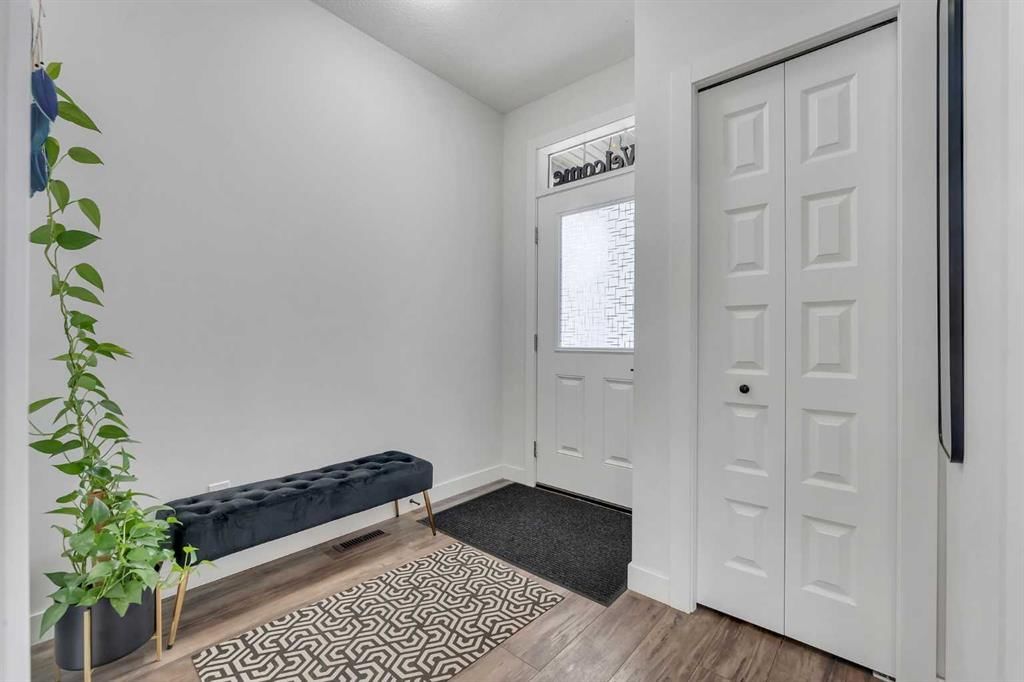 28 Cornerbrook Avenue NE, Calgary — photo 3 of 40