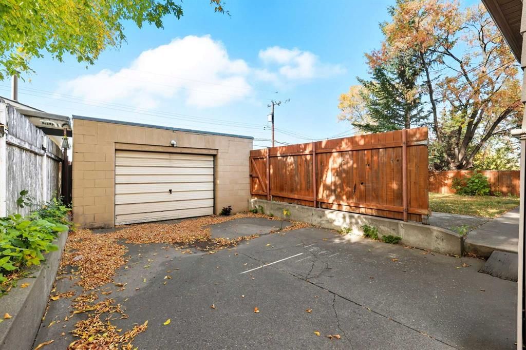 23 Fairview Drive SE, Calgary — photo 2 of 45