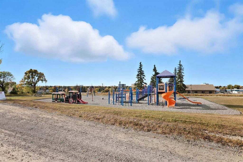 23 Fairview Drive SE, Calgary — photo 5 of 45