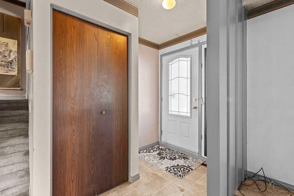 127 Lynnview Way SE, Calgary — photo 4 of 43