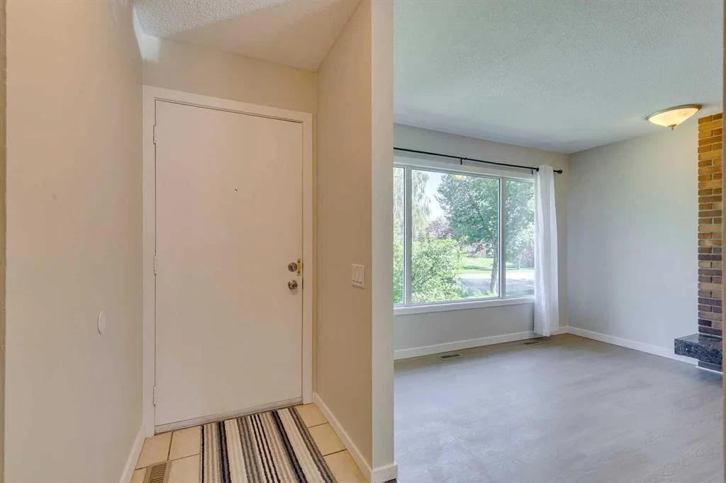 2823 Dover Ridge Drive SE, Calgary — photo 2 of 36