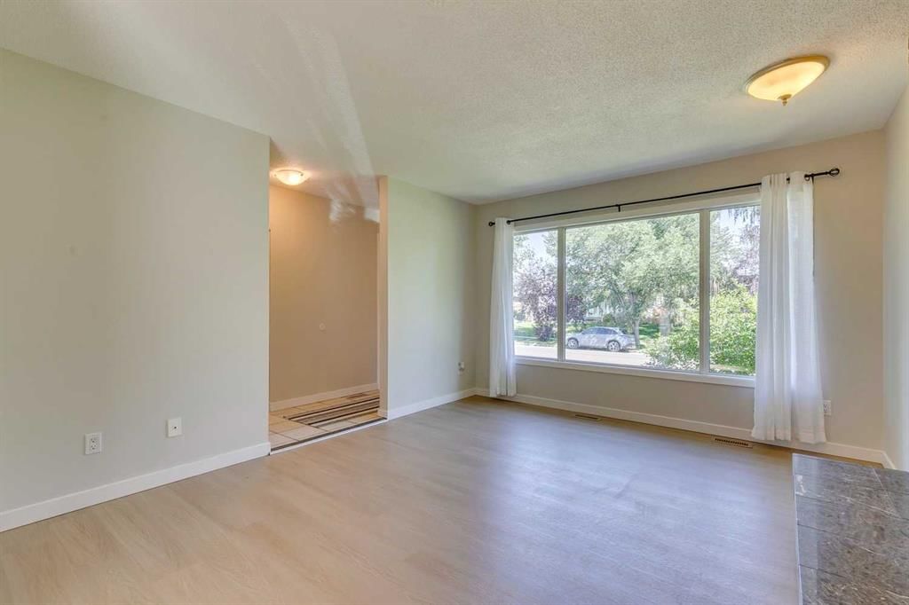 2823 Dover Ridge Drive SE, Calgary — photo 5 of 36