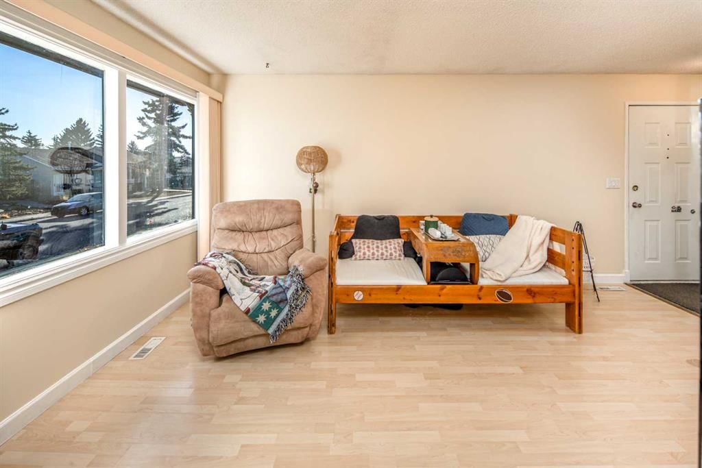 112 Shawmeadows Crescent SW, Calgary — photo 3 of 34