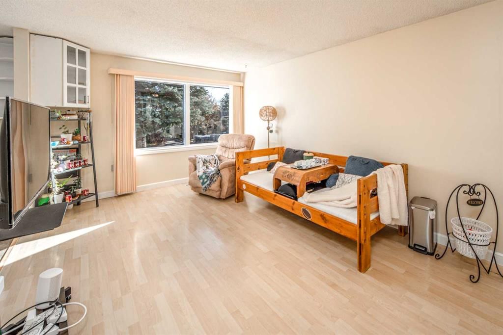 112 Shawmeadows Crescent SW, Calgary — photo 4 of 34