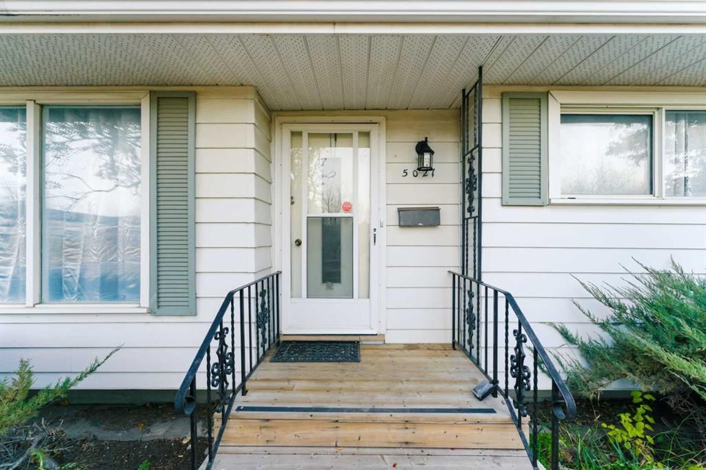 5027 40 Avenue SW, Calgary — photo 3 of 45