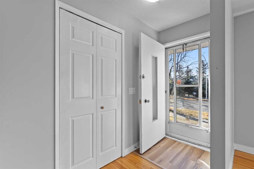 5027 40 Avenue SW, Calgary — photo 4 of 45