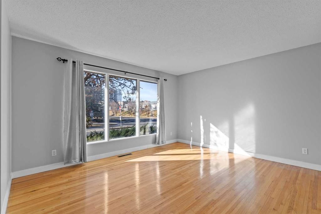 5027 40 Avenue SW, Calgary — photo 5 of 45